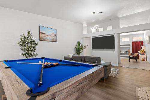 Vegas Retreats Pool, Arcade, Fun, 10min from Airport and the Strip