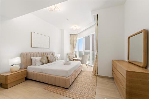 Upscale and Chic 1BR with Canal Views, Pool & Gym, Dubaj