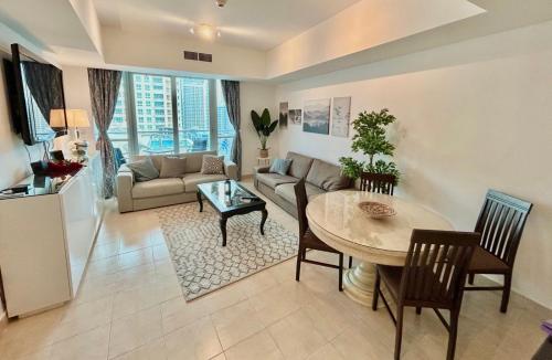Marina view with Pool, Gym, Tennis Court, 5 mins to Beach, Dubaj (zdjęcie 2)