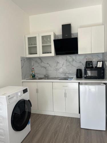 Deerpark 3 bed semi Sleeps 6 & Optional extra outdoor sauna in Cashel