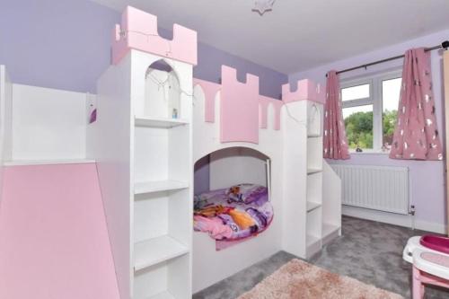 Modern house with lovely garden in Linton