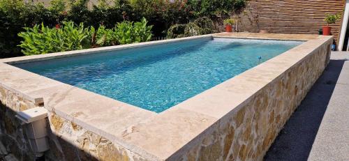 Villa avec piscine gîte à louer Forêt de Tavel