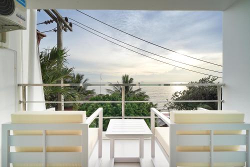 Surf Beach House Pool Villa