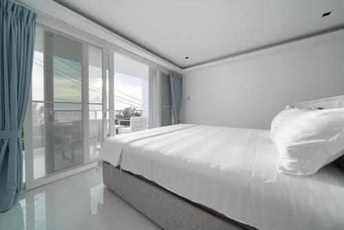 Surf Beach House Pool Villa