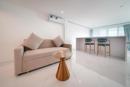 Surf Beach House Pool Villa