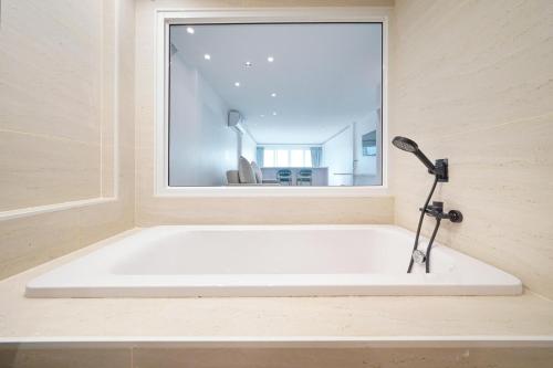 Surf Beach House Pool Villa