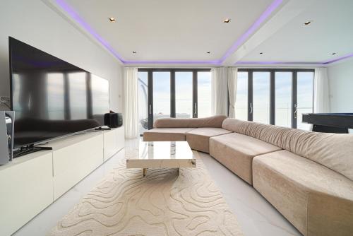Surf Beach House Pool Villa