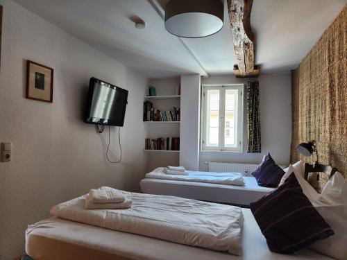 2 twin beds, 1 sofa bed
