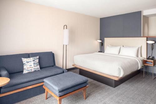 King Room with Adapted Tub - Mobility Accessible