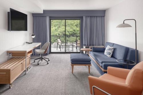 Courtyard by Marriott Portland Airport - image 2