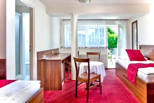 1 double bed, 1 twin bed