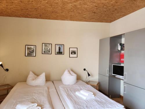 2 twin beds