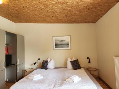 2 twin beds