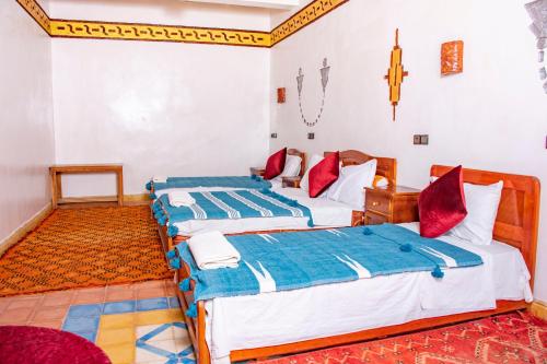2 queen beds, 3 double beds