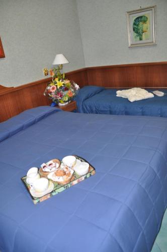 1 queen bed, 2 twin beds