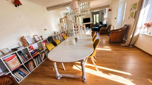 Koplietošanas atpūtas telpa ar TV, La Vendegeoise - Gîte chaleureux 10P chez l'habitant - Jardin et NOUVELLE PISCINE EXT CHAUFFEE (La Vendegeoise - Gite chaleureux 10P chez l'habitant - Jardin- Piscine ext chauffee partagee de mai ) in Romeries