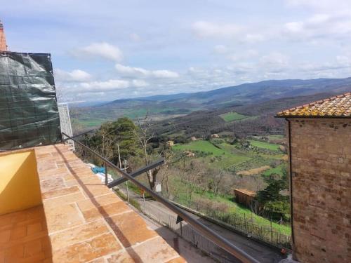 Skats, Casa alla porta con panorama in Montecastelli