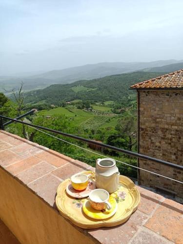 Casa alla porta con panorama in Montecastelli