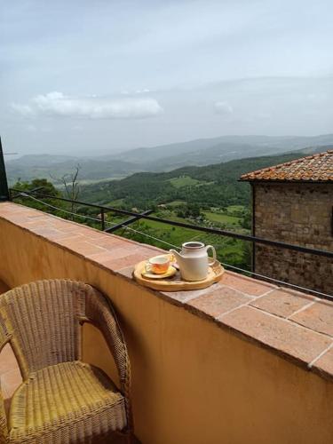 Casa alla porta con panorama in Montecastelli