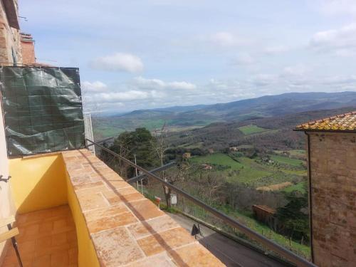 Casa alla porta con panorama in Montecastelli