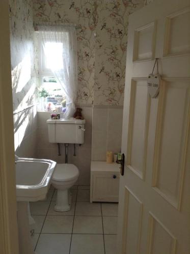 Bathroom, Deeside Manor in Tallanstown