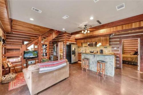 RUSTIC ARMADILLO CABIN with VIEW BY HIDDEN FALL PARK, Fenced yard for Dogs in Smithwick, USA
