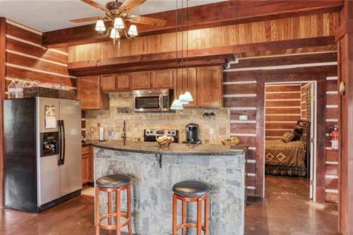 RUSTIC ARMADILLO CABIN with VIEW BY HIDDEN FALL PARK, Fenced yard for Dogs in Smithwick, USA