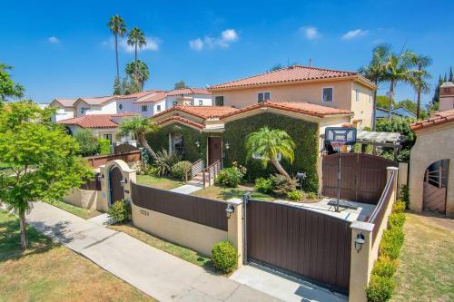 Spacious 6-Bedroom LA Home with Fire Pit, Kids Playground, and Outdoor Dining in Los Angeles, USA