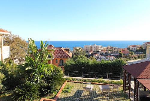 La Pace, il Sole, il Mare - Sanremo Casa Indipendente vista mare, posto auto privato, ampio spazio esterno attrezzato, a pochi minuti dalle spiagge, Sanremo (foto 10)