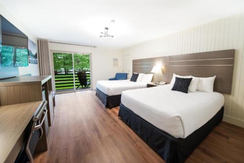 Queen Room with Two Queen Beds and Lakefront View