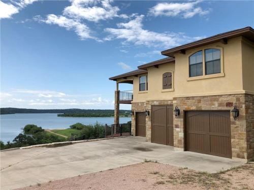 Hickory Lake Travis Lake House with Phenomenal Views on 3 acres, Large Driveway, Minutes from Hidden Falls Rec Park in Marble Falls, USA