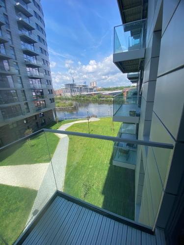 Luxury 2-bed high-rise in Manchester with parking, Manchester