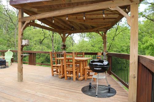 Iekārtas, Secluded Mountain Lodge Near Williamsport with a Fireplace, Deck, and Pet-Friendly in Garden View (PA)