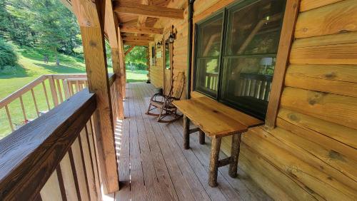 Iekārtas, Secluded Mountain Lodge Near Williamsport with a Fireplace, Deck, and Pet-Friendly in Garden View (PA)
