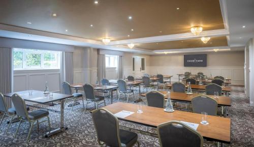 Court Yard Hotel - image 12