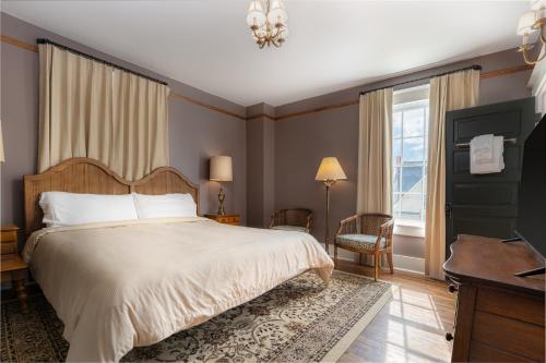 The NuWray Hotel & Carriage House