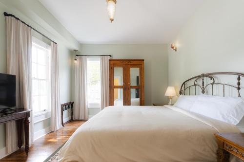 The NuWray Hotel & Carriage House