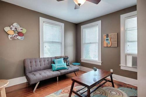 NEAR 6th St DOWNTOWN AUSTIN,Sleeps 4, Min from ACL,SXSW, ZILKER in Austin, USA