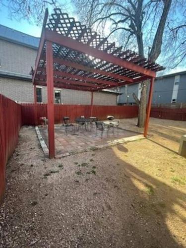 NEAR 6th St DOWNTOWN AUSTIN,Sleeps 4, Min from ACL,SXSW, ZILKER in Austin, USA