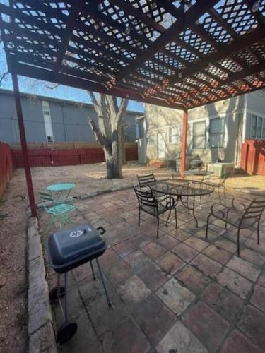NEAR 6th St DOWNTOWN AUSTIN,Sleeps 4, Min from ACL,SXSW, ZILKER in Austin, USA