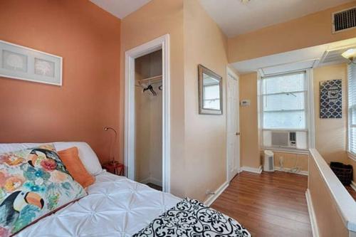Centrally located Cozy Tiny Loft, Near ACL, SXSW, Zilker, 6th Street in Austin, USA