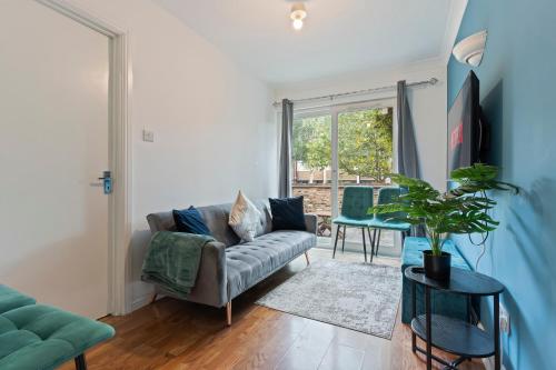 Lovely 4BR house in the city with Parking 3