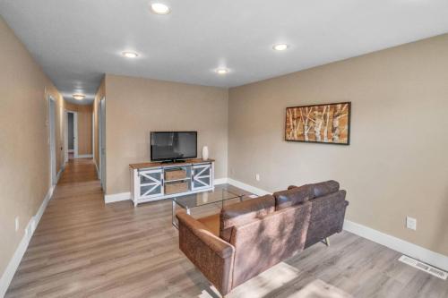 Sleeps 8 Close to Downtown Royal Oak in Madison Heights, USA