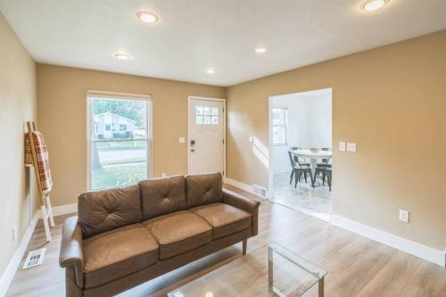 Sleeps 8 Close to Downtown Royal Oak in Madison Heights, USA