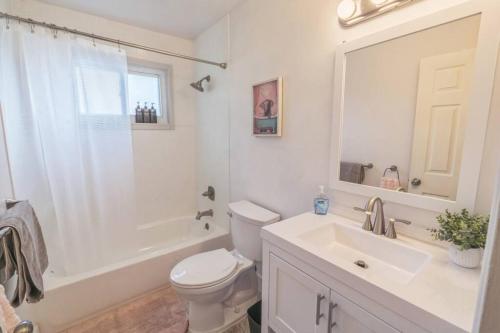 Sleeps 8 Close to Downtown Royal Oak in Madison Heights, USA