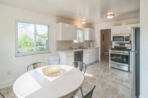 Sleeps 8 Close to Downtown Royal Oak in Madison Heights, USA