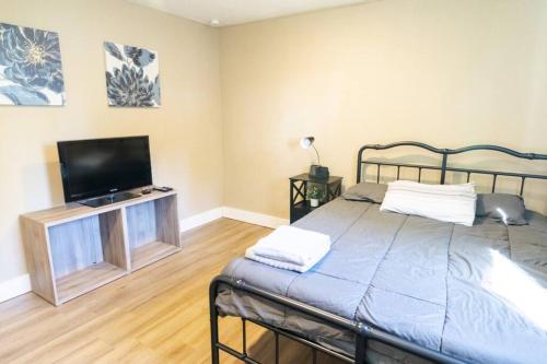 Sleeps 8 Close to Downtown Royal Oak in Madison Heights, USA