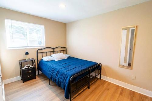 Sleeps 8 Close to Downtown Royal Oak in Madison Heights, USA