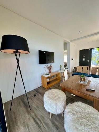 Casa familiar a la laguna en San Sebastian, Escobar, 3 dormitorios, jardín, pileta, parrilla y canoas