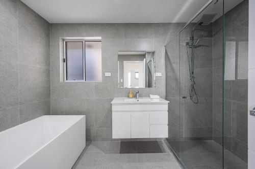 Rousehill 5Br with Pool near Shopping Centre&Train